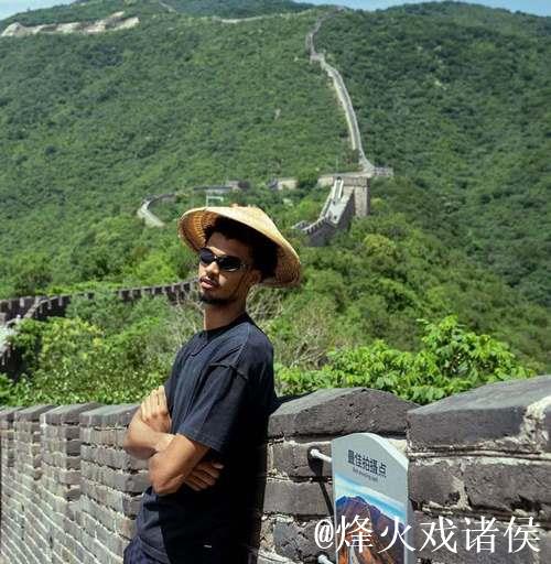 文班亚马跃过障碍直奔目标