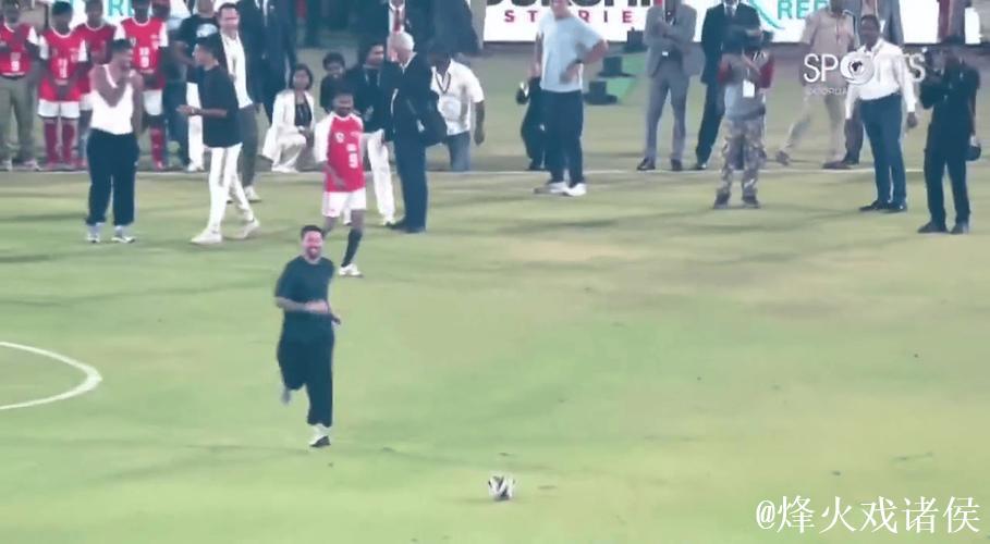 印度行活动中印度官员两次失误传球,梅西无奈亲自捡球 印度行活动中印度官员两次失误传球,梅西无奈亲自捡球