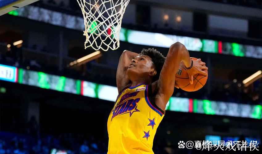 阿门持球突破,腾空越过约基奇上篮命中并造成犯规。 阿门持球突破,腾空越过约基奇上篮命中并造成犯规。